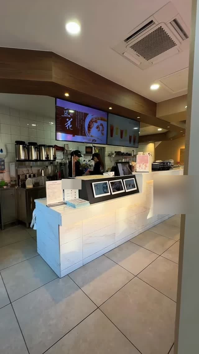The London counter on Old Compton Walk — a white-marble service counter with the Yuzu & Taro House wordmark and 豆花 menu screens above.